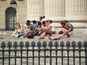 groupe de jeunes prenant un bain de soleil